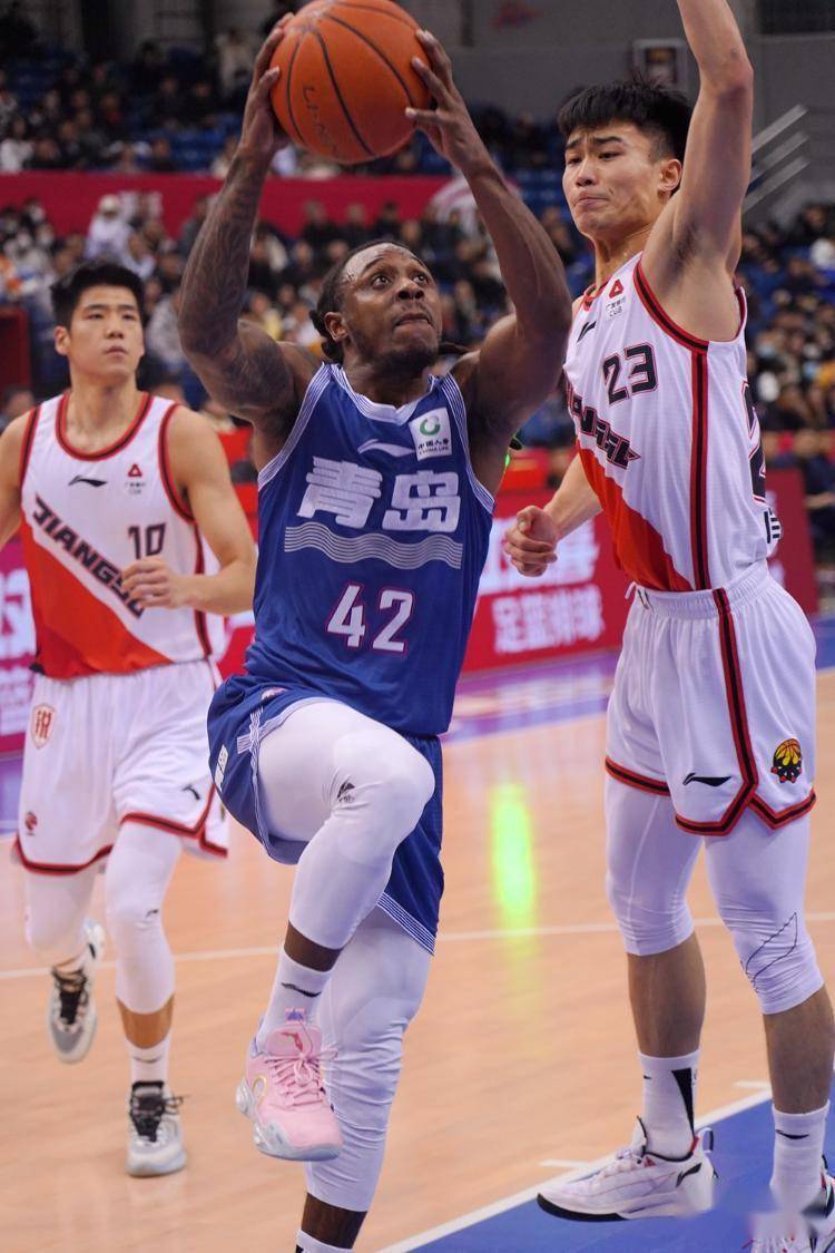 青岛男篮实力碾压对手，取得胜利