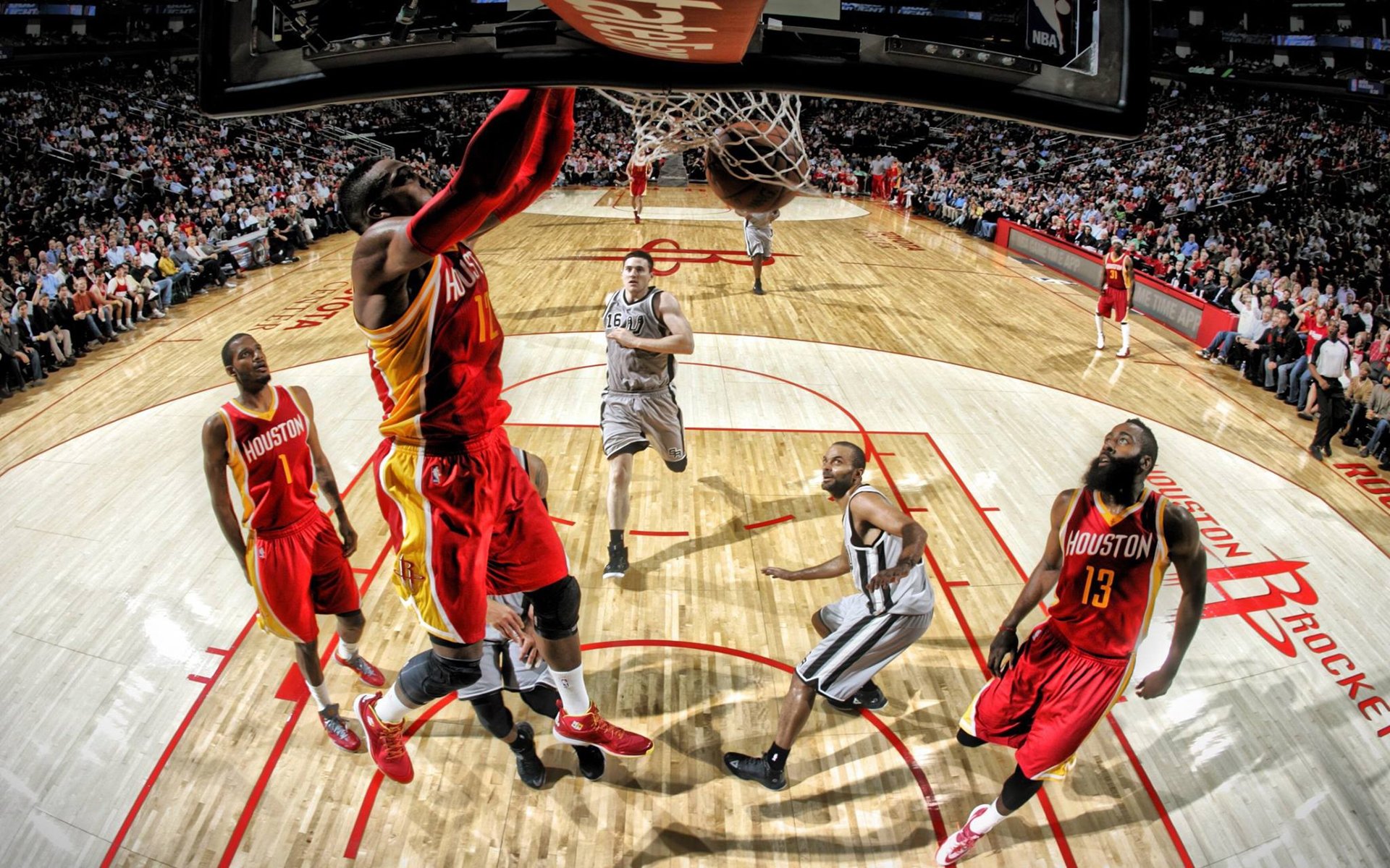 一瞬绝杀，百年孤独，当阿斯顿马丁的绿色闪电劈开F1的宿命之夜
